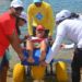 Cadeirante entrando no mar com ajuda de voluntários