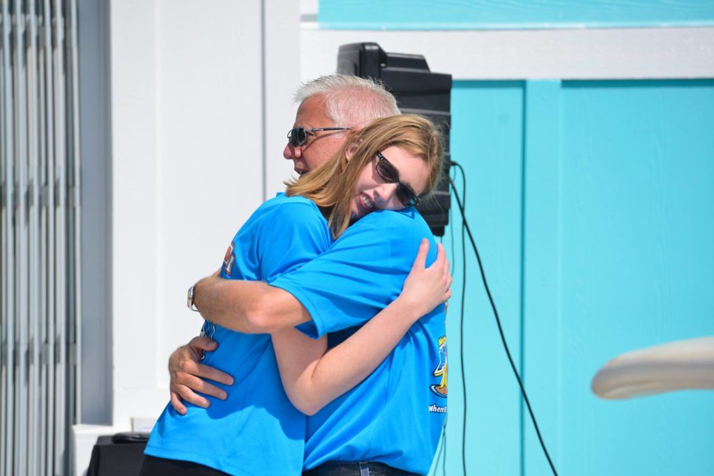 Sr Gordon e a filha Morgan abraçados