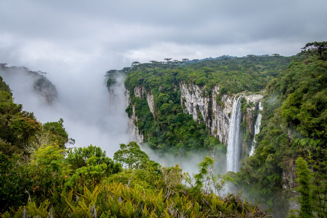 Cachoeira do canion do Itaimbezinho com nevoeiro