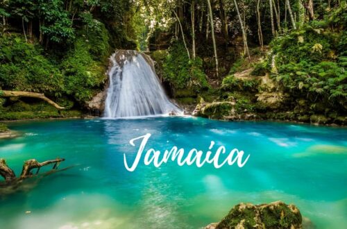 Cachoeira no tom azul turquesa e ao centro escrito Jamaica