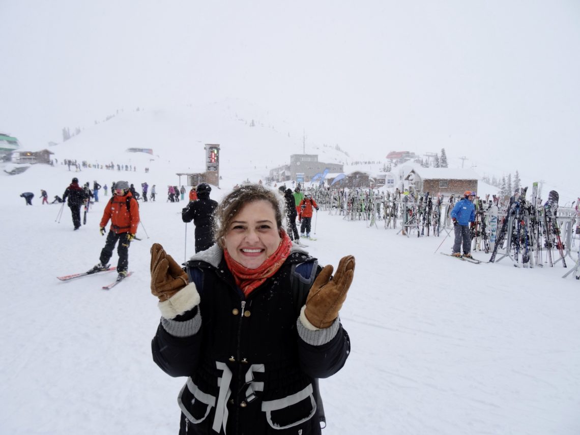 mulher em destaque na neve
