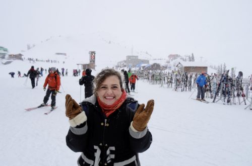 mulher em destaque na neve